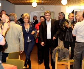 Wahlfest in Lausen: in der Mitte Susanne Leutenegger Oberholzer und Eric Nussbaumer