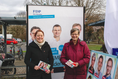 Désirée Jaun und Regula Meschberger mit FDP-Plakat