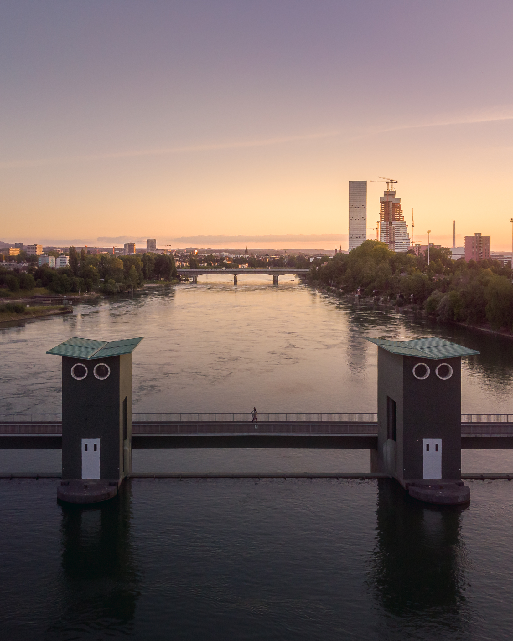 Staudamm Birsfelden mit Blick auf Basel und die Roche-Türme